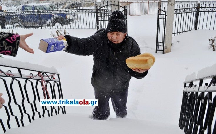 Τρίκαλα: Ατρόμητος φούρναρης διανέμει ψωμί και γάλα με 40 πόντους χιόνι (βίντεο)